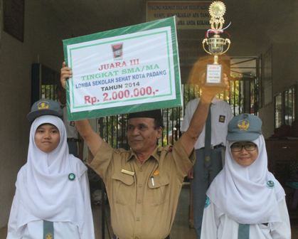 Penerimaan trophi juara III sekolah sehat